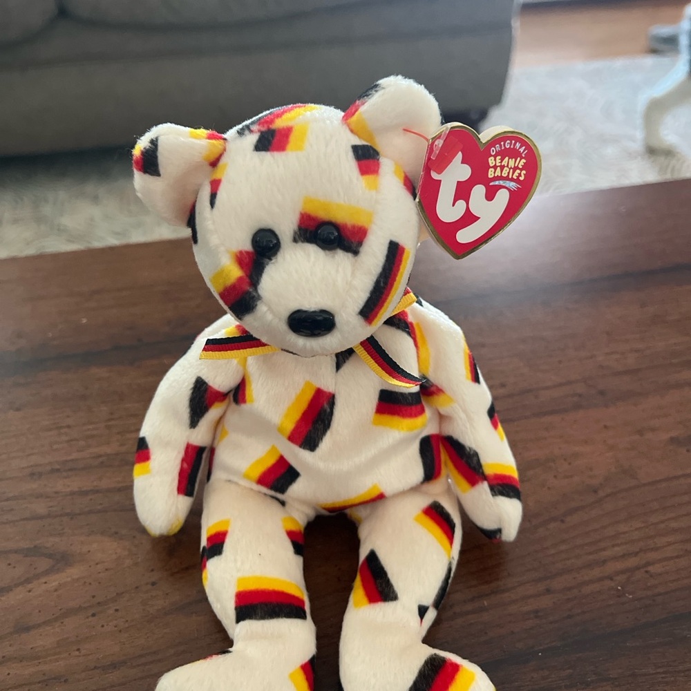 Ty Beanie Babies White Bear with Red, Yellow, and Black Pattern- Deutschland